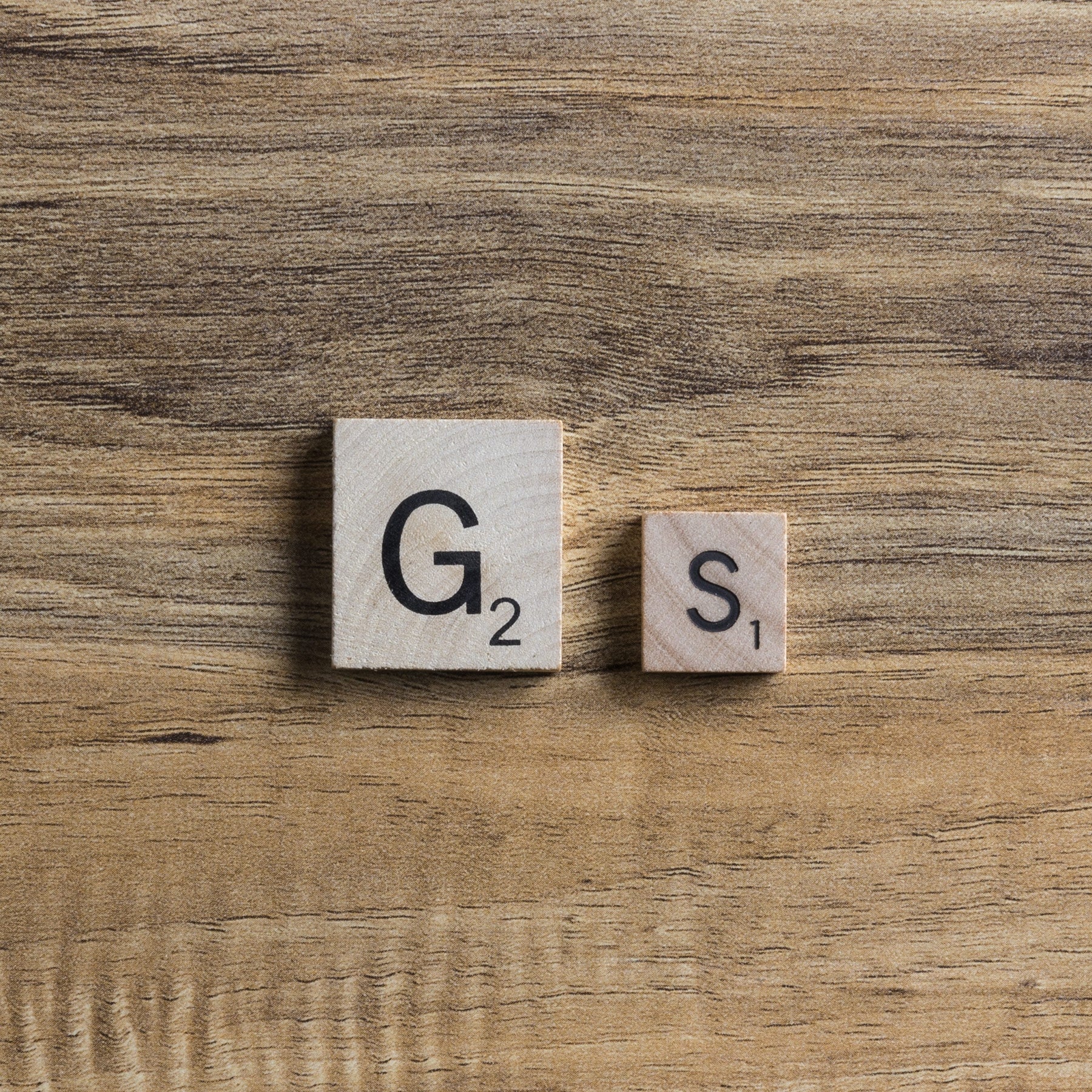 Scrabble Giant Deluxe Edition – Size comparison between a giant Scrabble letter tile and a standard Scrabble letter tile.